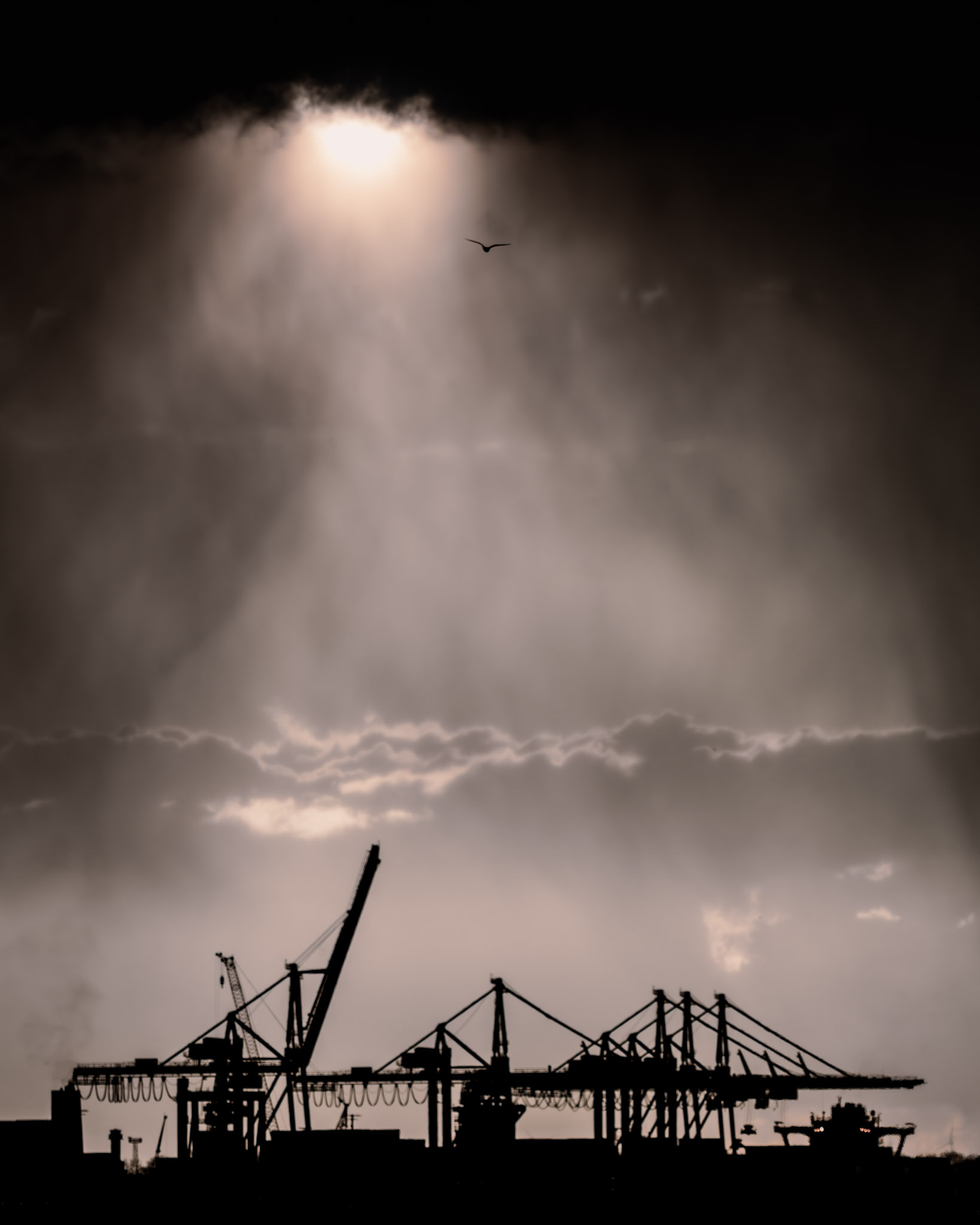 Bilddramatischer Wolkenbruch im Hamburger Hafen