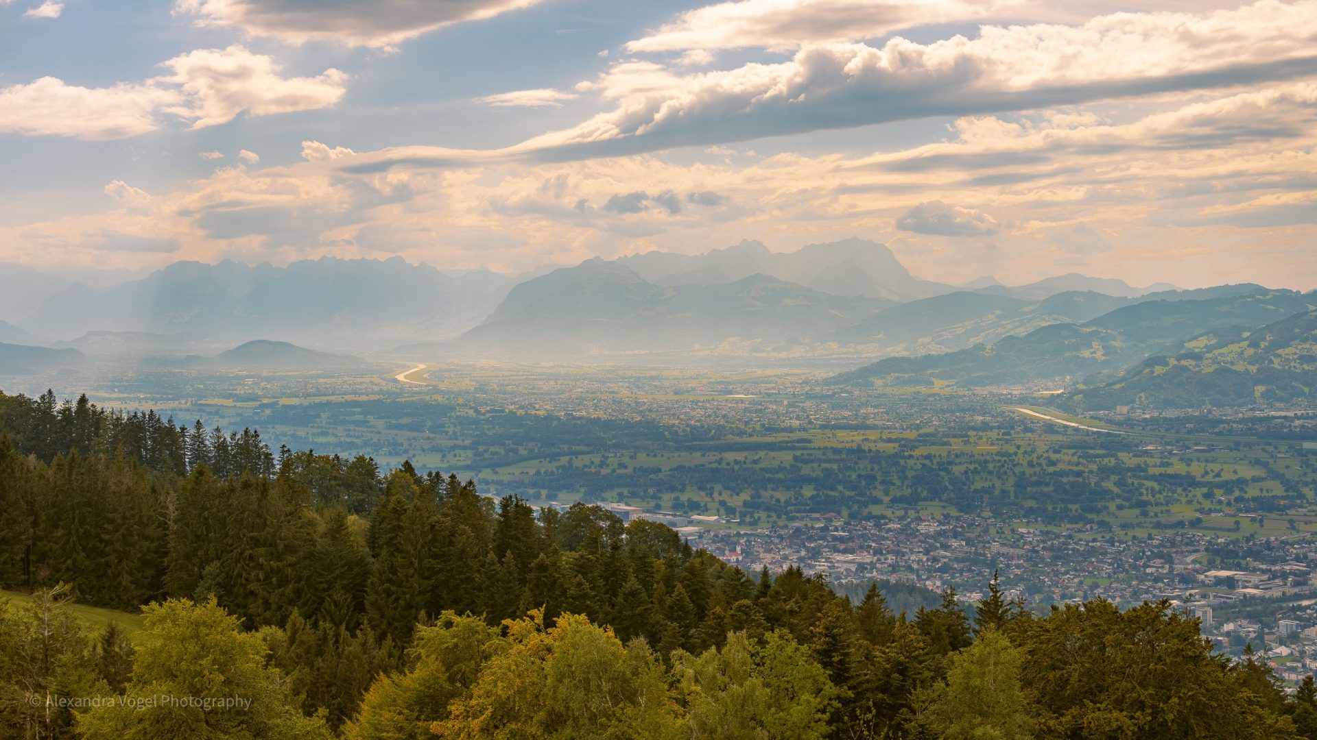 Aussicht vom Pfänder in Richtung Bregenz mit den Alpen im Hintergrund