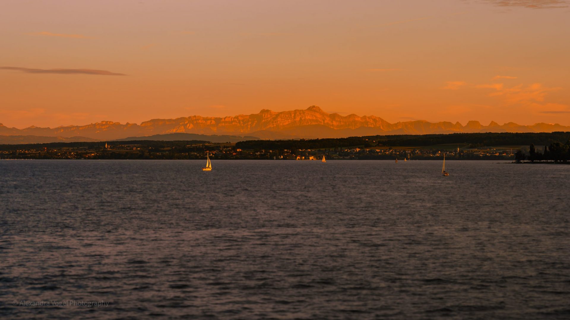 Alpenglühen am Bodensee bei Sonnenuntergang