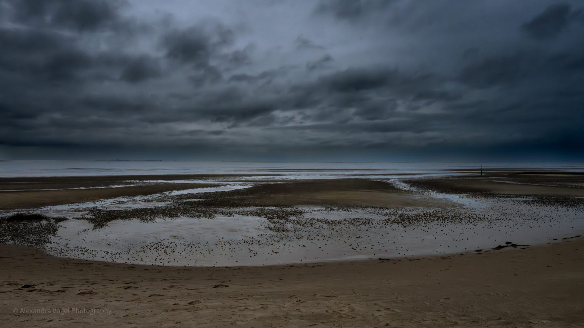 Ebbe in Cuxhaven bei aufziehendem Gewitter