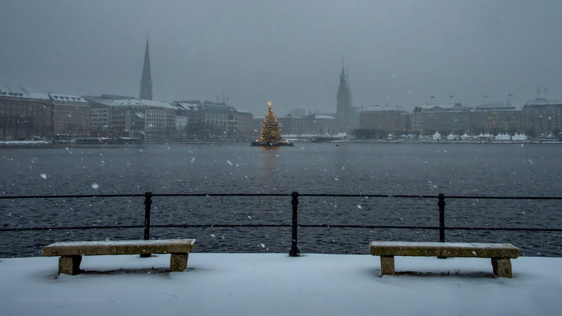 Kräftiger Schneefall an der Binnenalster mit Blick richtung Hamburger Rathaus