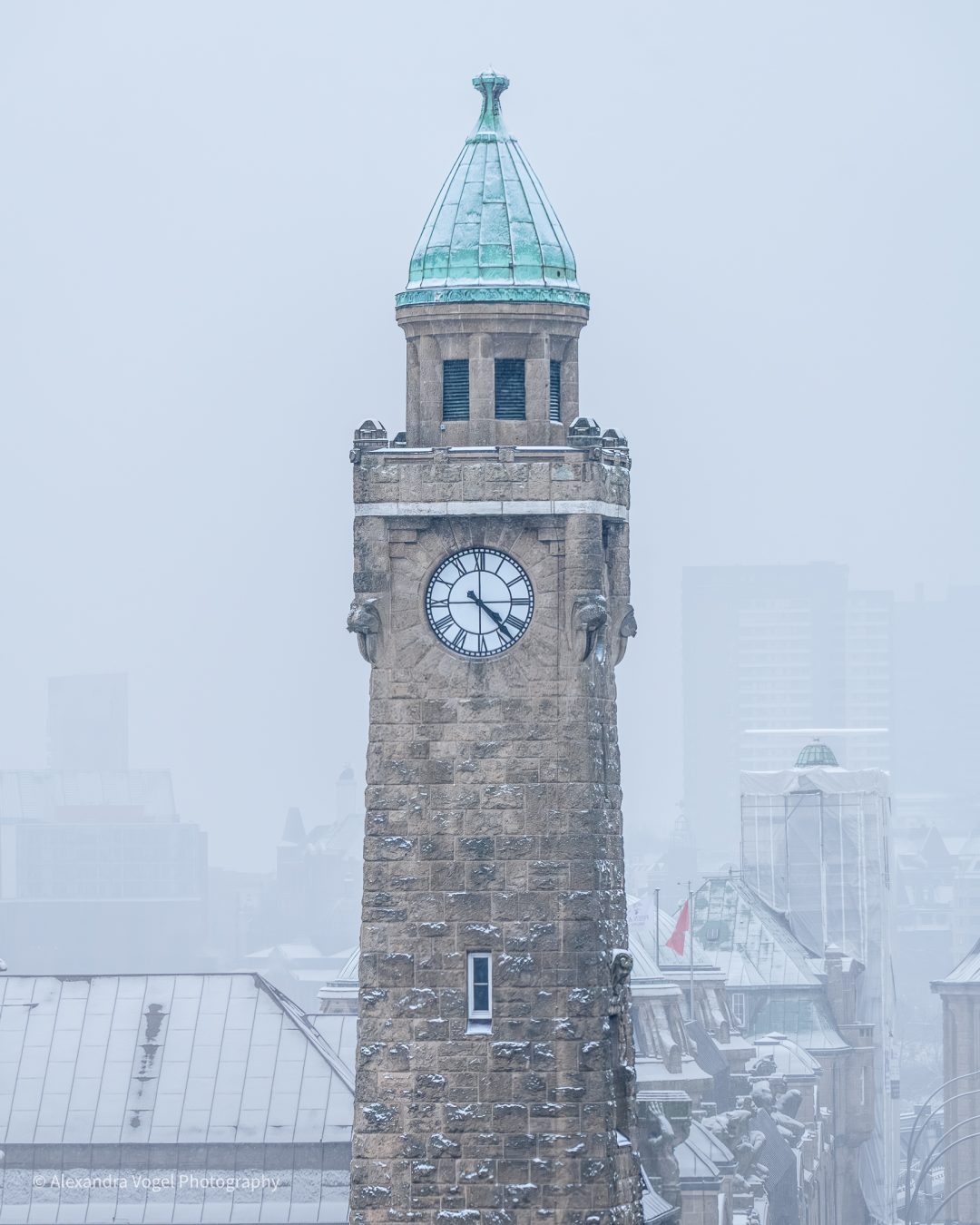 Der Pegelturm an den Landungsbrücken in Hamburg im Winter mit Schnee bedeckt