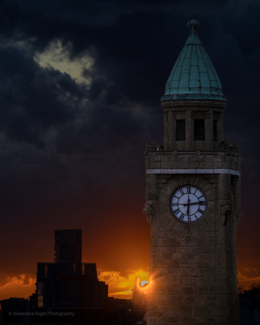 Der Pegelturm an den Landungsbrücken in Hamburg beim Sonnenuntergang