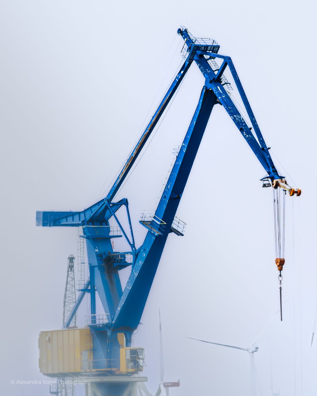 Hafenkräne im Nebel in Hamburg