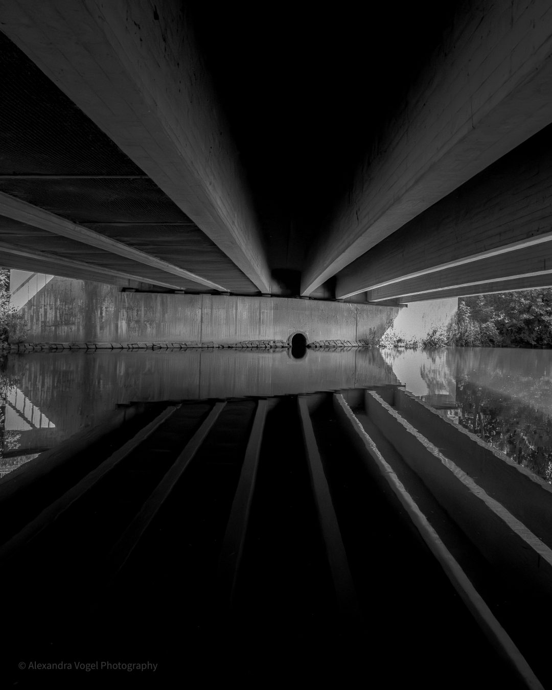 Fotografie unter der Brücke im Brutalismus Stiel in Hof an der Saale