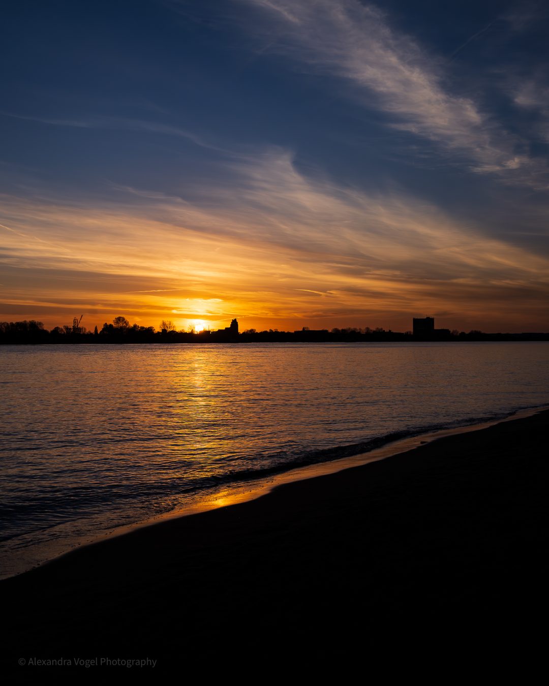 Der Elbstrand von Hamburg beim Sonnuntergang