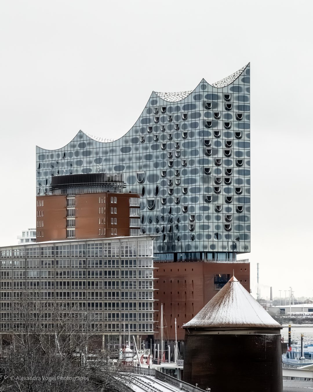 Die Elbphilharmonie im Winter mit Schnee bedeckt