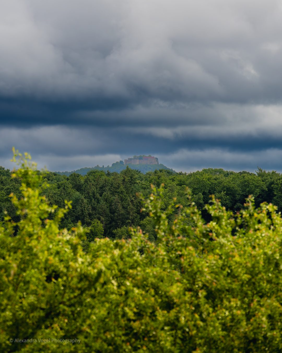 Die Burg Hohenneuffen tief im Wald bei aufziehendem Gewitter