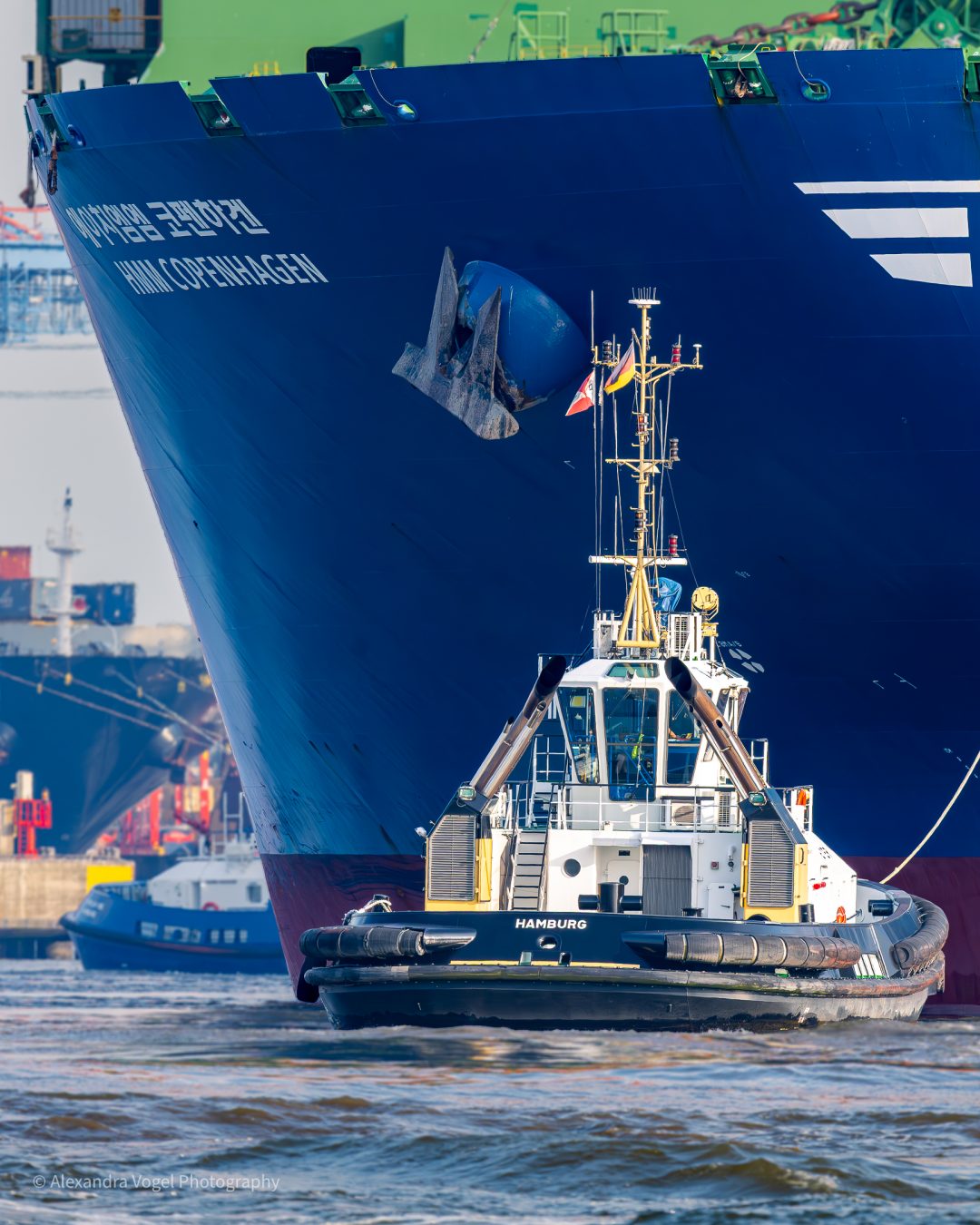 Der Schlepper FAIRPLAY-HAMBURG beim ziehen der HMM Copenhagen im Hamburger Hafen