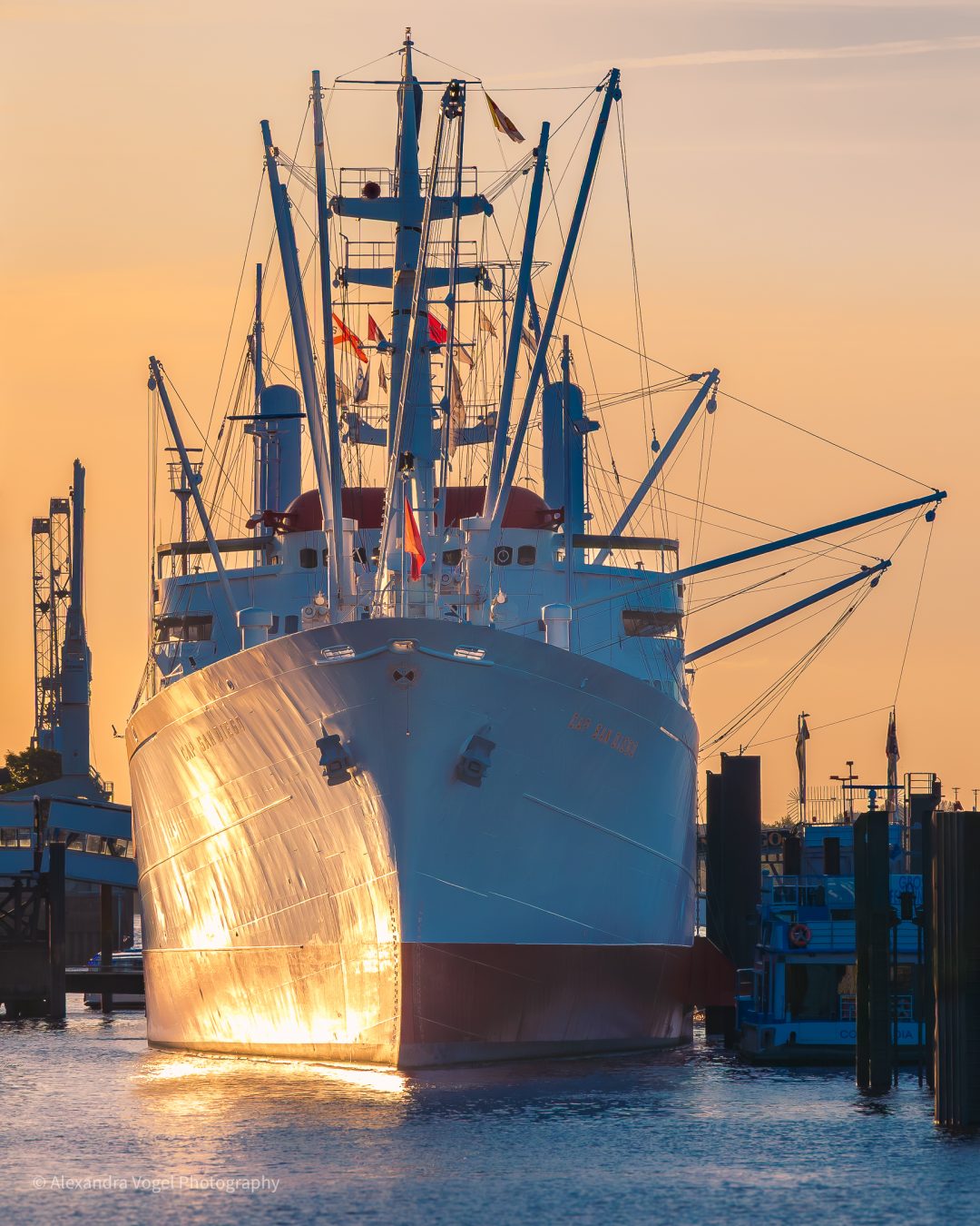Das Museumsschiff Cap San Diego an den Landungsbrücken in Hamburg