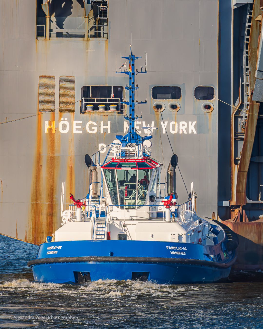 Schlepper FAIRPLAY-96 bei der Arbeit im Hamburger Hafen