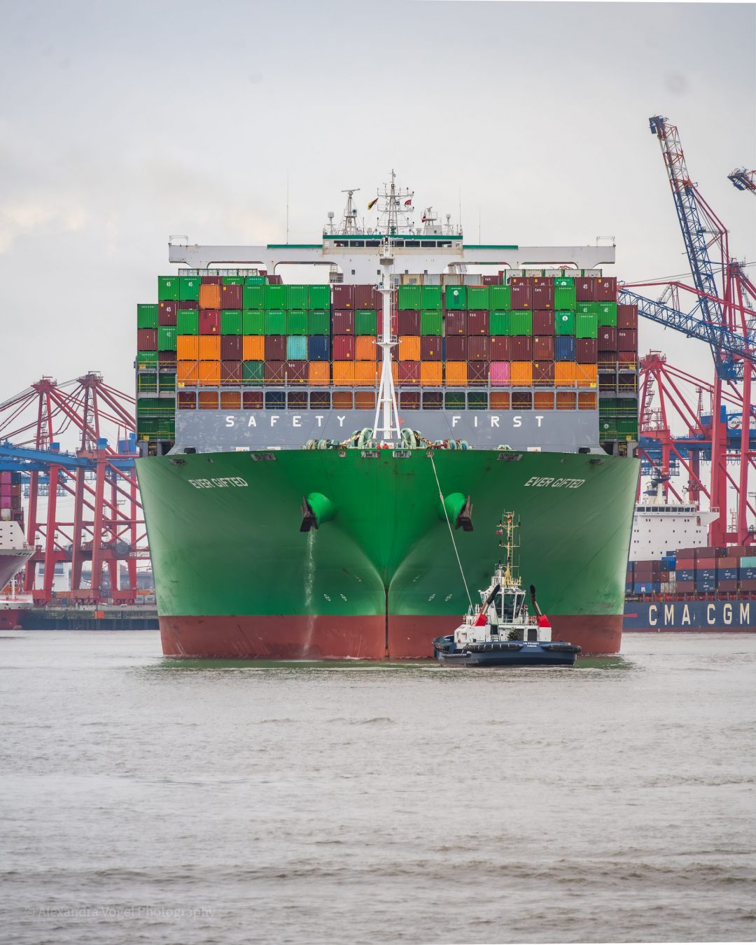 Die Ever Gifted bei der außfahrt aus dem Hamburger Hafen